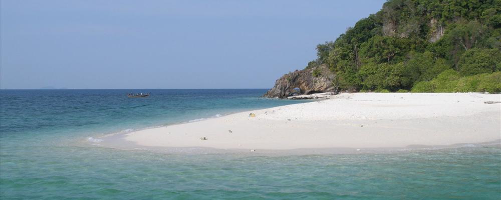 Small island near Ko Lipe (2007-03-243)